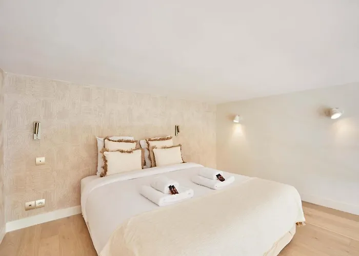Superb Flat Heart 8th District Matignon St Honore Lejlighed